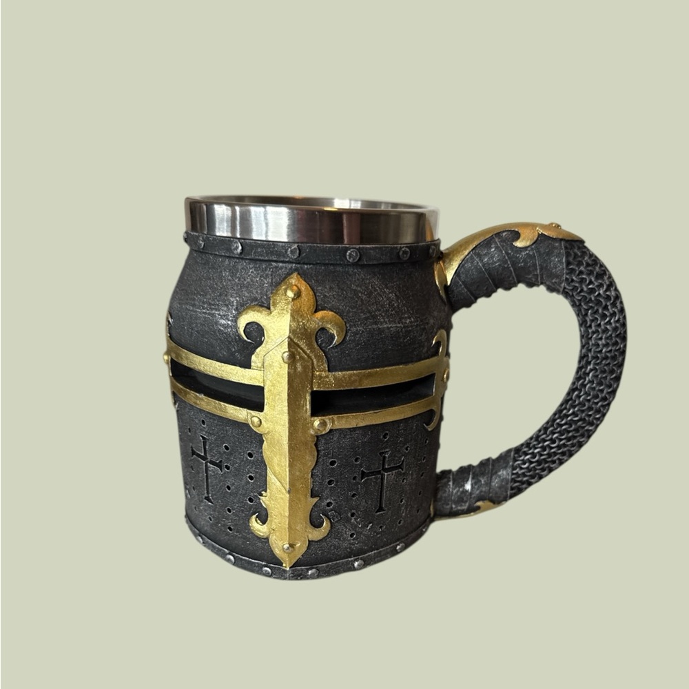 Medieval Knight Tankard with Gold Accents Collectible Mug (R 2 102225)